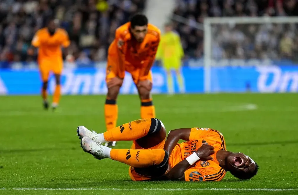 Vinicius Junior sente lesão em jogo do Real Madrid na Espanha. (Photo by Angel Martinez/Getty Images)