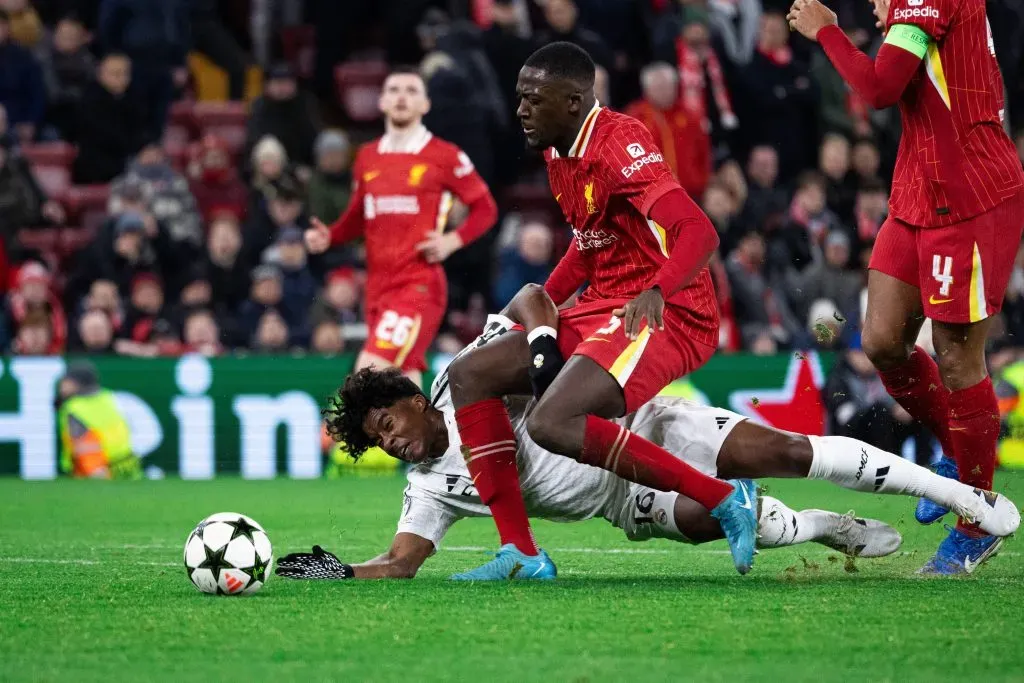 Momento em que Endrick, do Real Madrid, cometeu falta em Konaté, do Liverpool. (Foto: Imago)