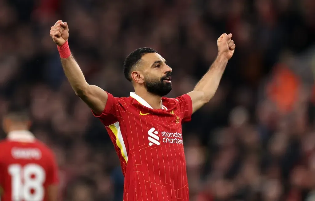 Mohamed Salah em campo pelo Liverpool comemorando gol na Premier League 2024/25(Photo by Jan Kruger/Getty Images)