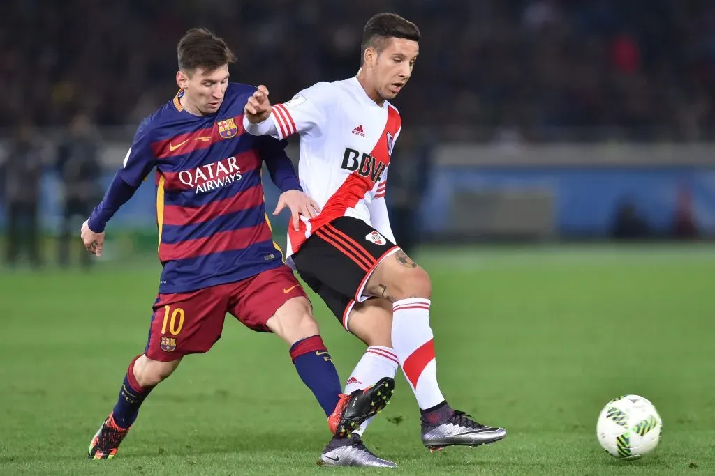 Driussi durante sua primeira passagem pelo River Plate enfrentando o Barcelona no Mundial de Clubes. (Photo by Atsushi Tomura/Getty Images)