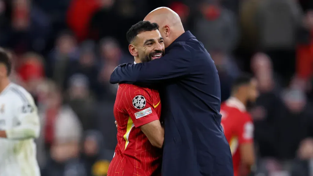 Mohamed Salah e Arsen Slot em partida entre Liverpool x Real Madrid (Foto: IMAGO / Sportsphoto)