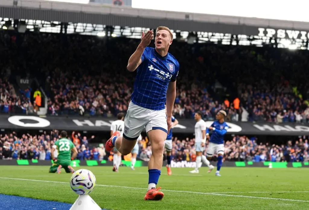 Liam Delap celebrando gol pelo Ipswich Town na Premier League. Foto: Imago