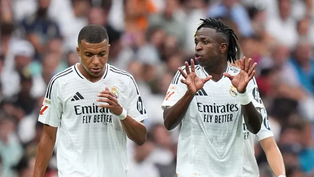 Mbappé conversa com Vini Jr e brasileiro gesticula para argumentar com o camisa 9