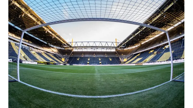 GER, 1. FBL, Borussia Dortmund vs FC Bayern München / Muenchen / 30.11.2024, Signal Iduna Park, Dortmund, GER, 1. FBL, Borussia Dortmund vs FC Bayern München / Muenchen Im Bild: leeres Stadion vor dem Spiel, Signal Iduna Park, Sicht aus dem Tor *** GER, 1 FBL, Borussia Dortmund vs FC Bayern München Muenchen 30 11 2024, Signal Iduna Park, Dortmund, GER, 1 FBL, Borussia Dortmund vs FC Bayern München Muenchen In the picture empty stadium before the match, Signal Iduna Park, view from the goal nordphotoxGmbHxx/xChristianxSchulze nph000300