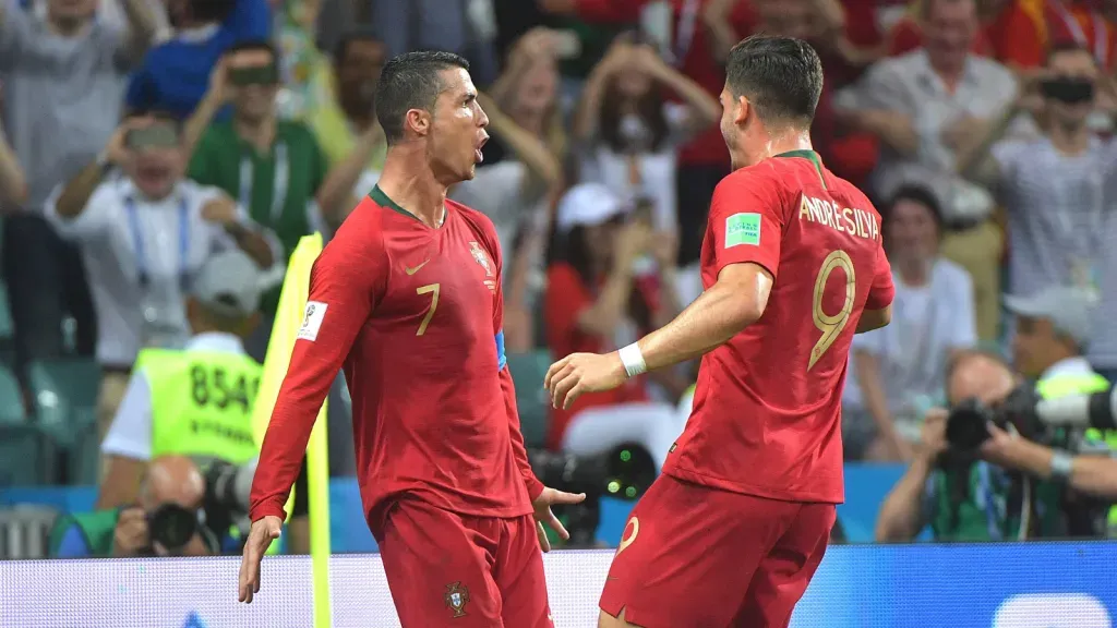 Cristiano Ronaldo e André Silva comemorando gol pela Seleção de Portugal (Foto: IMAGO / Horstmüller)