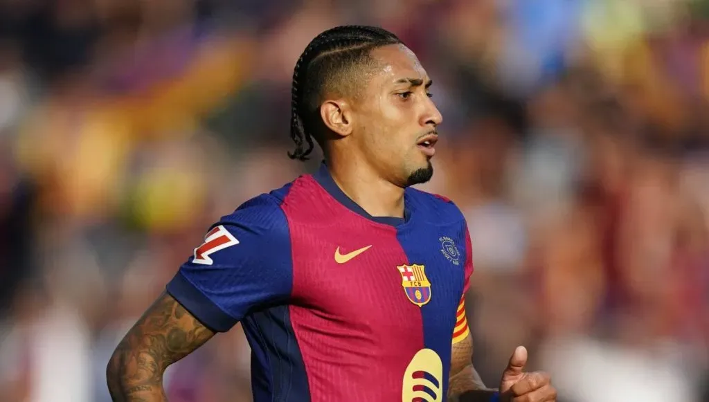 Raphinha correndo na partida entre Barcelona v Las Palmas pela La Liga (IMAGO / Pressinphoto)