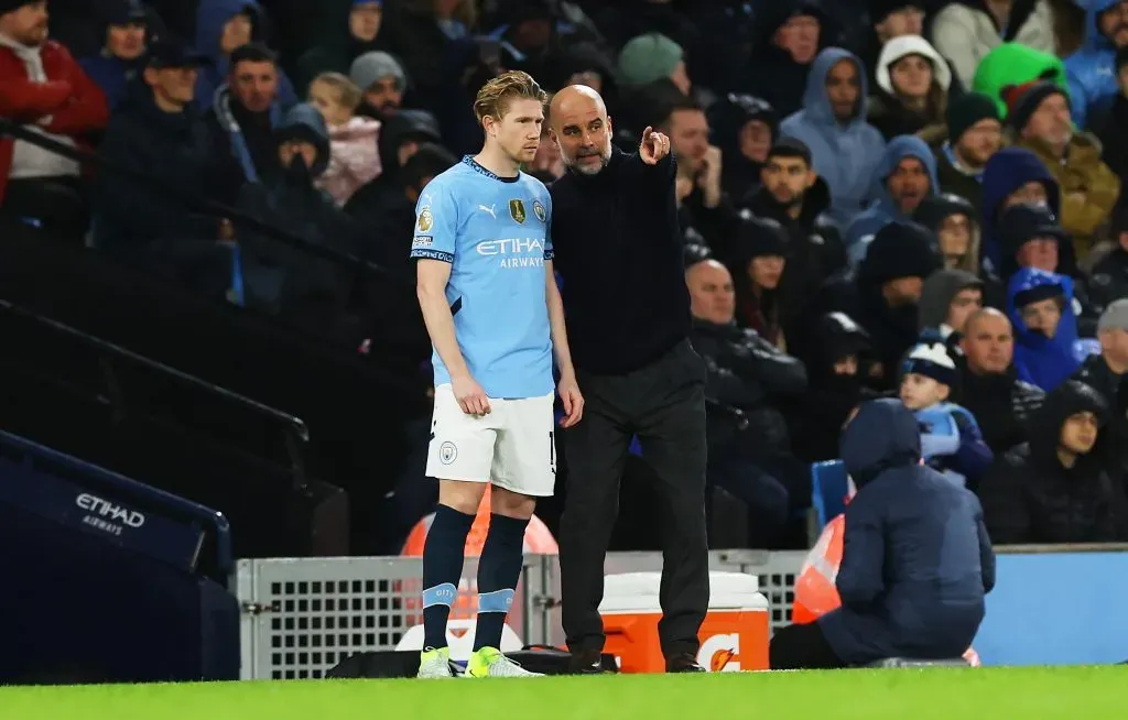 Guardiola conversa com De Bruyne no Manchester City. (Photo by Carl Recine/Getty Images)