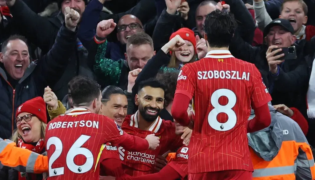 Salah celebrando seu gol com companheiros na partida entre Liverpool v Manchester City (IMAGO / Sportimage)