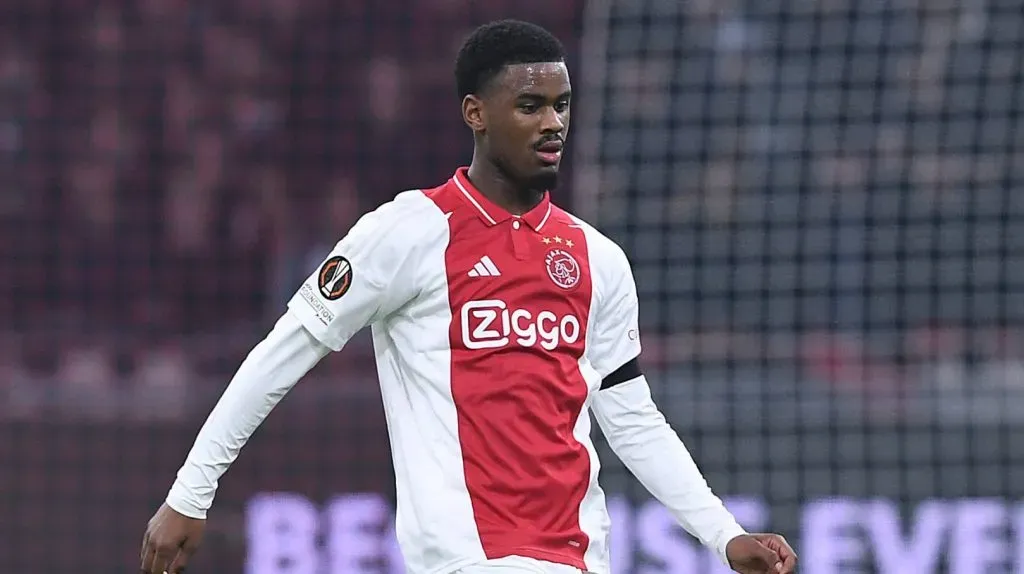 Jorrel Hato em ação com a camisa do Ajax contra o Maccabi Tel Aviv (IMAGO Revierfoto)