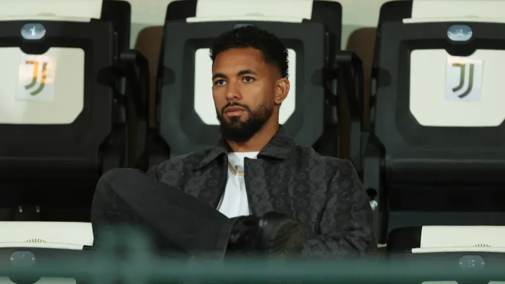 Douglas Luiz assistindo ao jogo de Alisha Lehmann. Foto: IMAGO / Sportimage