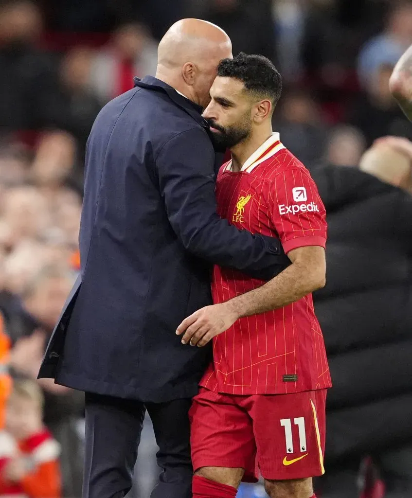 Arne Slot, treinador do Liverpool, ao lado de Mohamed Salah. Ele continua sendo prioridade da Arábia Saudita e novos valores foram revelados. foto: IMAGO / PA Images