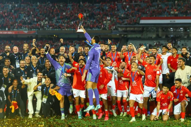 Al Ahly comemora sua conquista do Intercontinental 2024. foto: IMAGO / Sebastian Frej