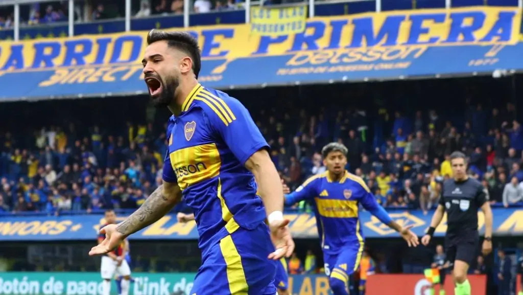O atacante do Boca Juniors, Milton Gimenez (C), celebra após marcar o primeiro gol da equipe contra o San Lorenzo durante a partida do Torneio da Liga Profissional de Futebol da Argentina 2024 César Luis Menotti, no estádio La Bombonera, em Buenos Aires, em 18 de agosto de 2024. (Foto: IMAGO / PHOTOxPHOTO)