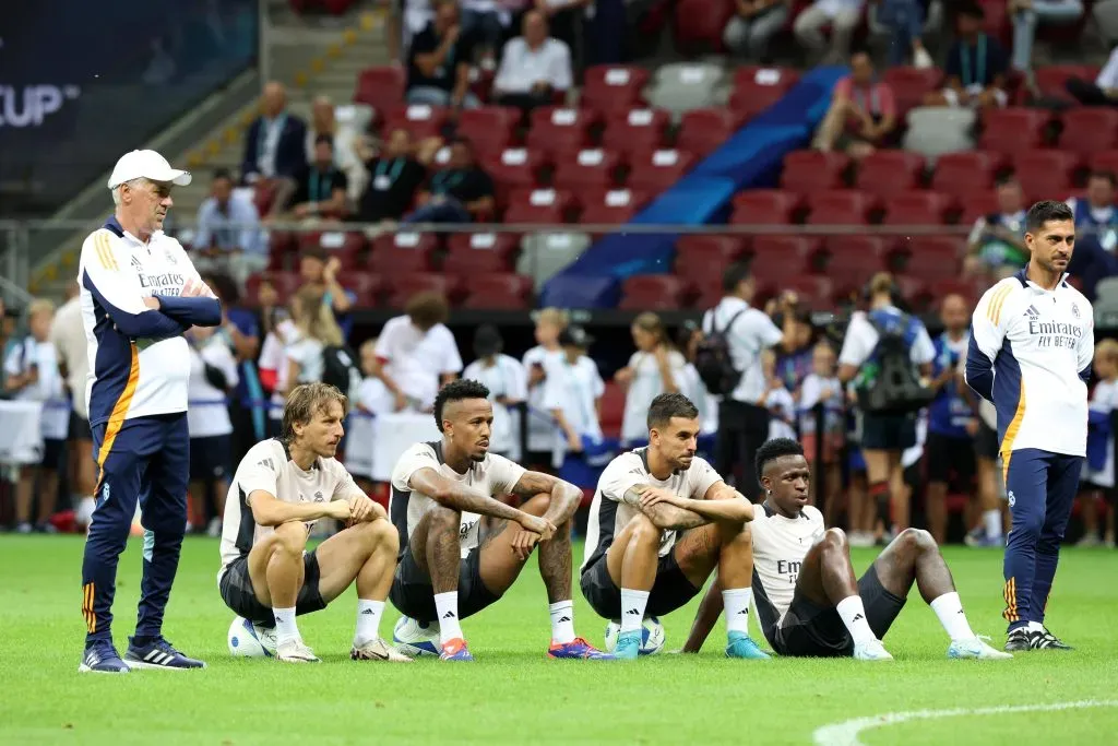 Ancelotti ao lado de jogadores do Real Madrid. Ceballos (ao lado de Vini Jr), pode permanecer. foto: IMAGO / Newspix