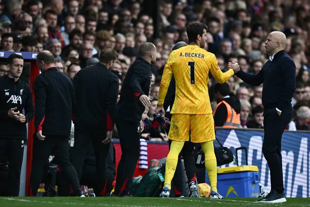 Alisson e Arne Slot em campo