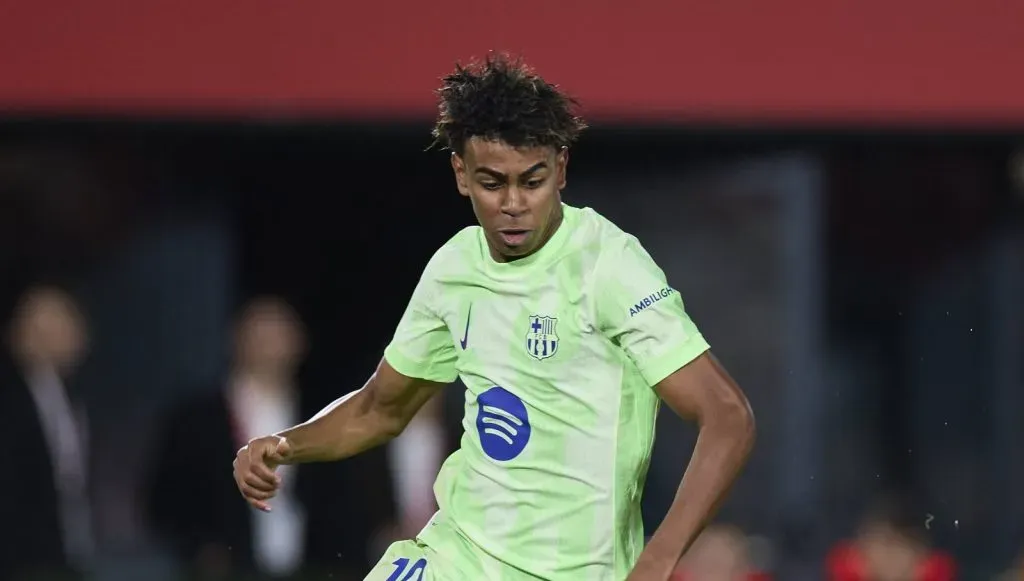 Lamine Yamal correndo com a partida no jogo entre Mallorca v Barcelona (IMAGO / Ricardo Larreina Amador)