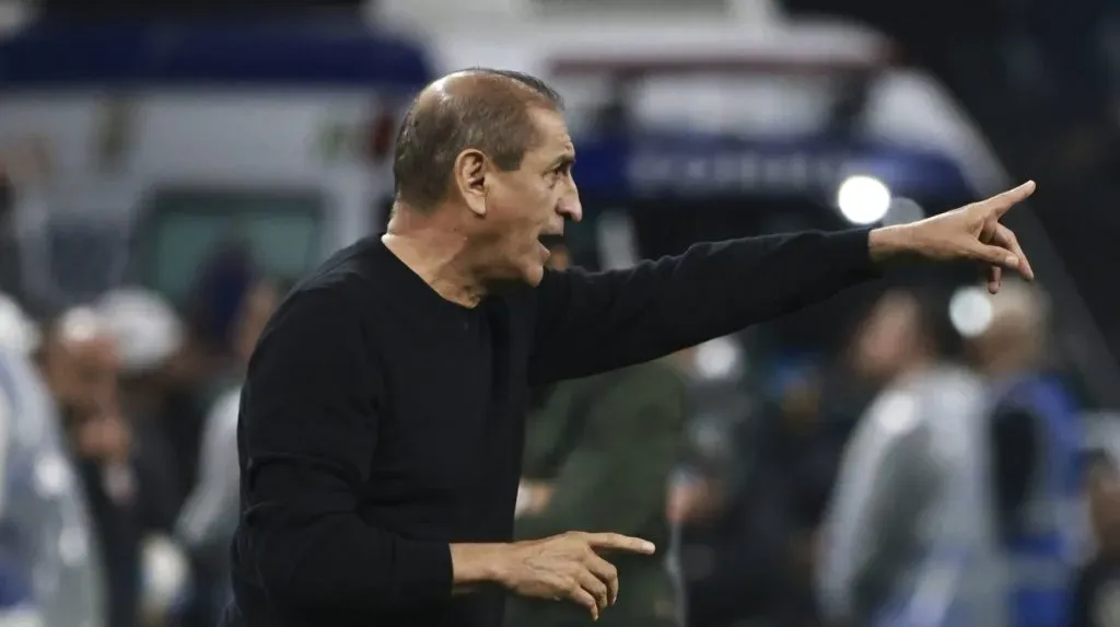 Ramón Díaz instruindo seus jogadores à beira do campo no jogo entre Corinthians v Palmeiras (IMAGO / TheNews2)