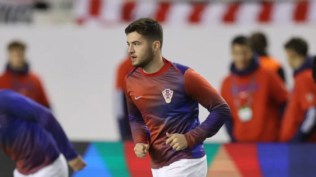 Martín Baturina em aquecimento à serviço da seleção croata (IMAGO / Pixsell)