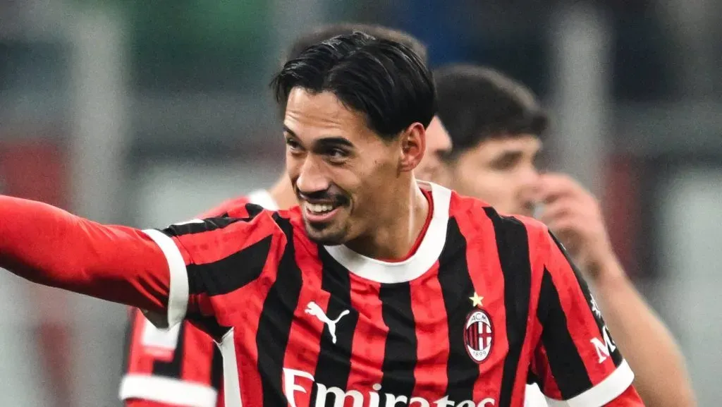Reijnders celebrando seu gol com o uniforme tradicional do Milan contra o Sassuolo pela Copa Itália (IMAGO / NurPhoto)