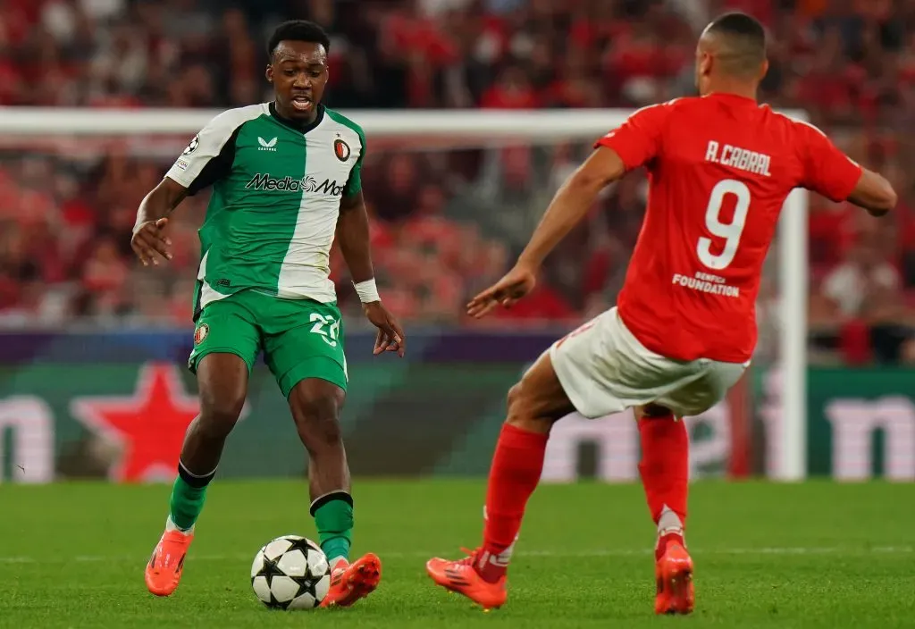 Antoni Milambo em ação pelo Feyenoord na vitória de 3 a 1 sobre o Benfica. Foto: Gualter Fatia/Getty Images