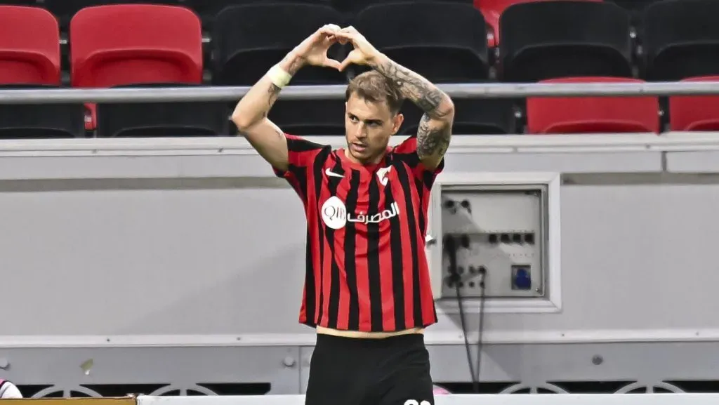 Roger Krug Guedes (E) do Al-Rayyan SC comemora após marcar um gol durante a partida da EXPO Stars League 23/24 entre Al-Rayyan SC e Al-Duhail SC, no Estádio Ahmad Bin Ali, em Doha, Qatar, em 31 de março de 2024. (Foto: IMAGO / NurPhoto)