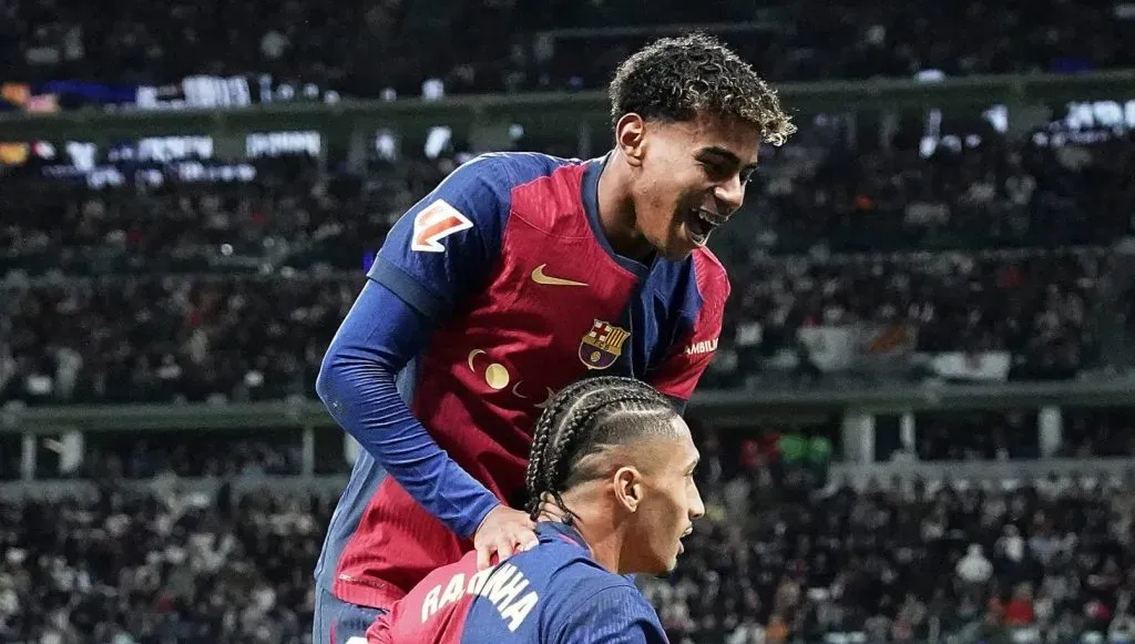 Raphinha celebrando gol com Lamine Yamal em um jogo do Barcelona pela LaLiga (IMAGO / Alterphotos)