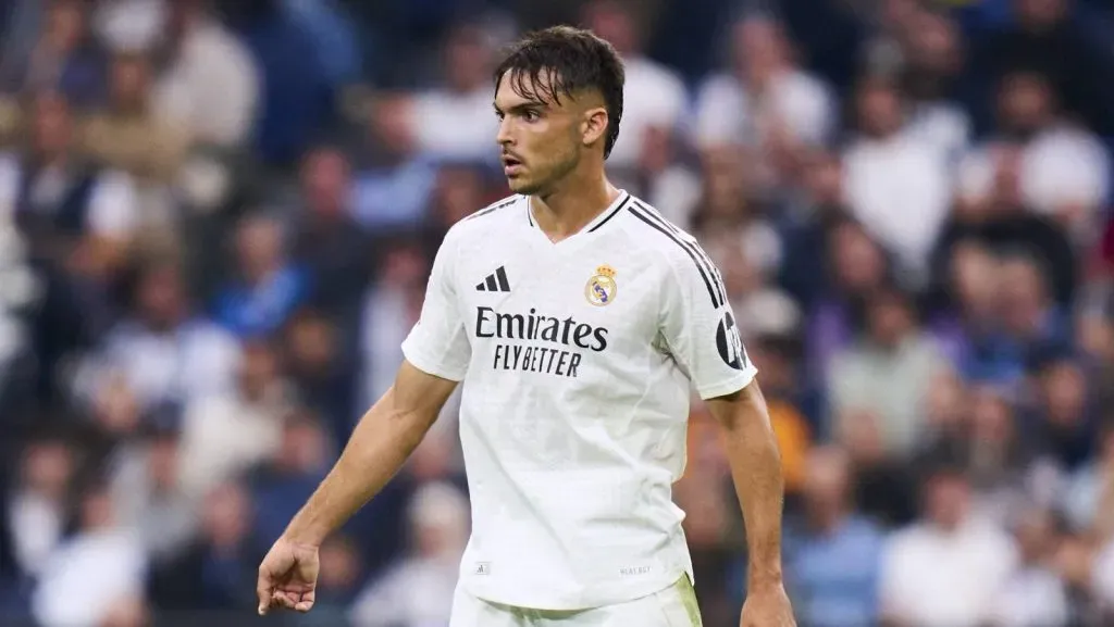 Raul Asencio, do Real Madrid CF, durante a partida da La Liga EA Sports entre Real Madrid CF e CA Osasuna, realizada no Estádio Santiago Bernabéu em 9 de novembro de 2024, em Madrid, Espanha.