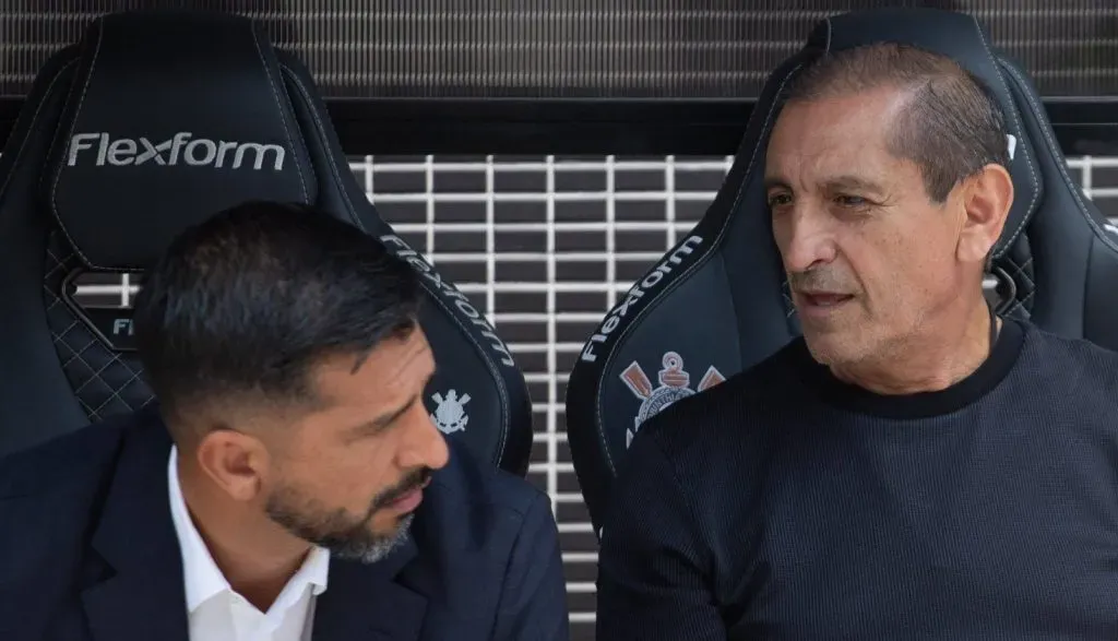 Emiliano Díaz e Ramón Díaz no banco de reservas na partida entre Corinthians v Cruzeiro (IMAGO / Fotoarena)