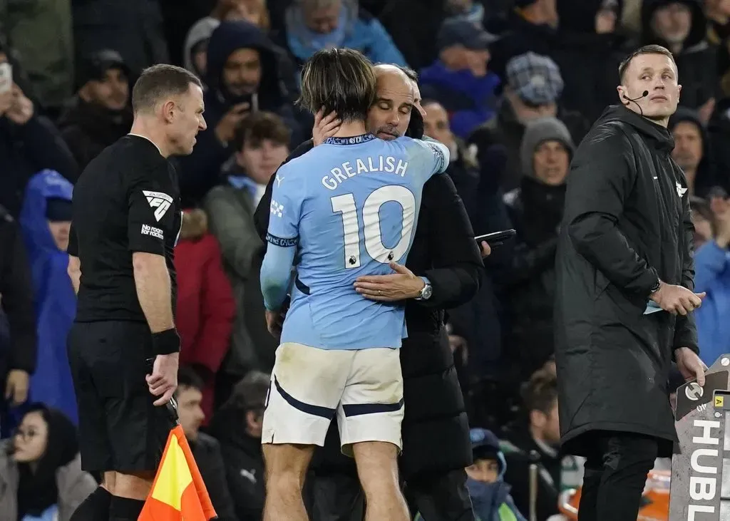 Guardiola abraça Grealish e após a partida e voltar a vencer, desabafa sobe atuação do atacante pelo Manchester City. Foto: IMAGO / Sportimage