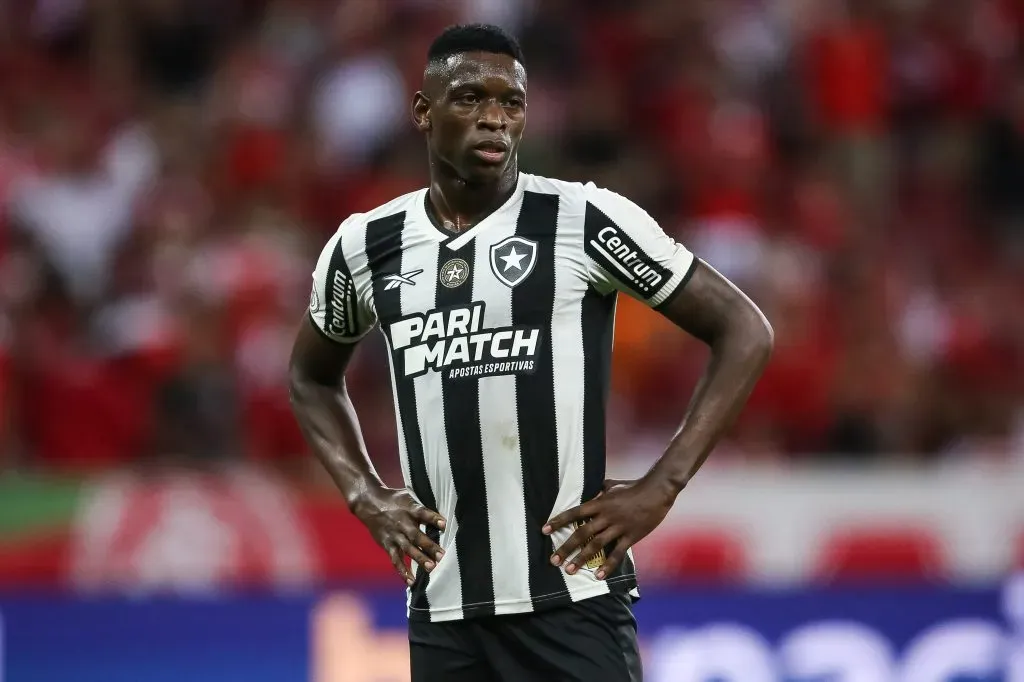 Luiz Henrique no duelo diante do Internacional (Photo by Pedro H. Tesch/Getty Images)