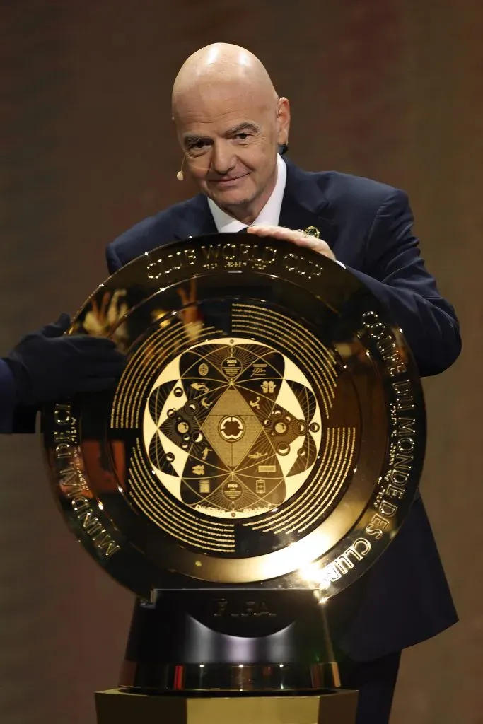 Presidente Gianni Infantino com a taça do Mundial de Clubes. Flamengo conheceu seus adversários (Photo by Brennan Asplen/Getty Images)
