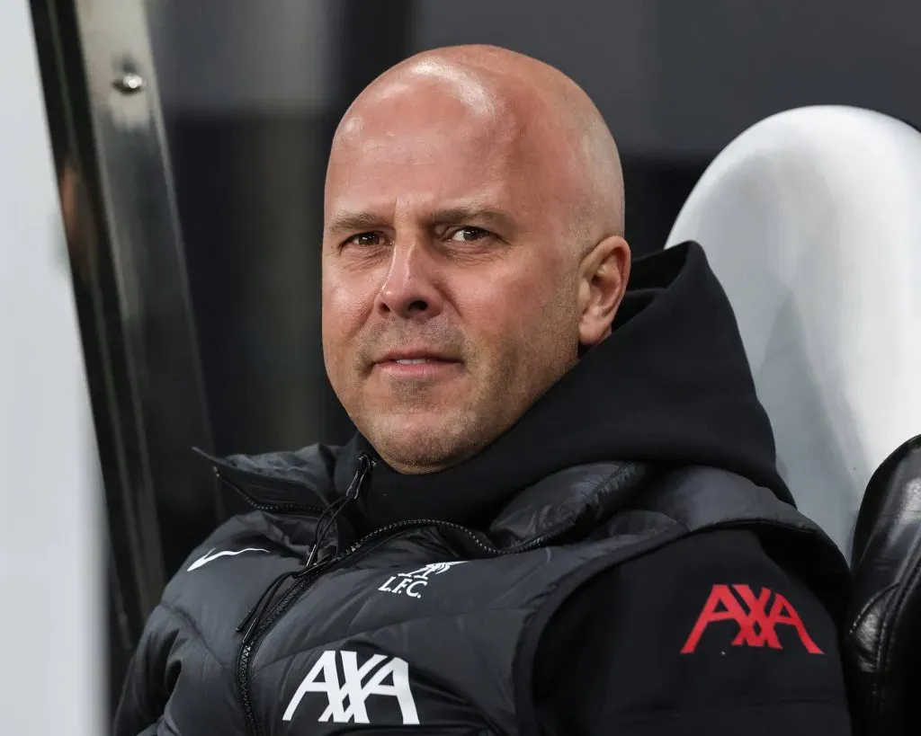 Arne Slot no banco de reservas do Liverpool na Inglaterra. Foto: IMAGO / News Image.
