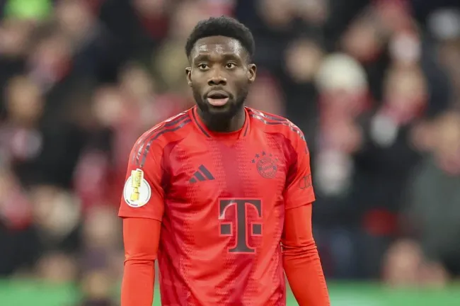 Alphonso Davies é alvo do Manchester United e clube quer reunião já em janeiro. foto: IMAGO / DeFodi Images