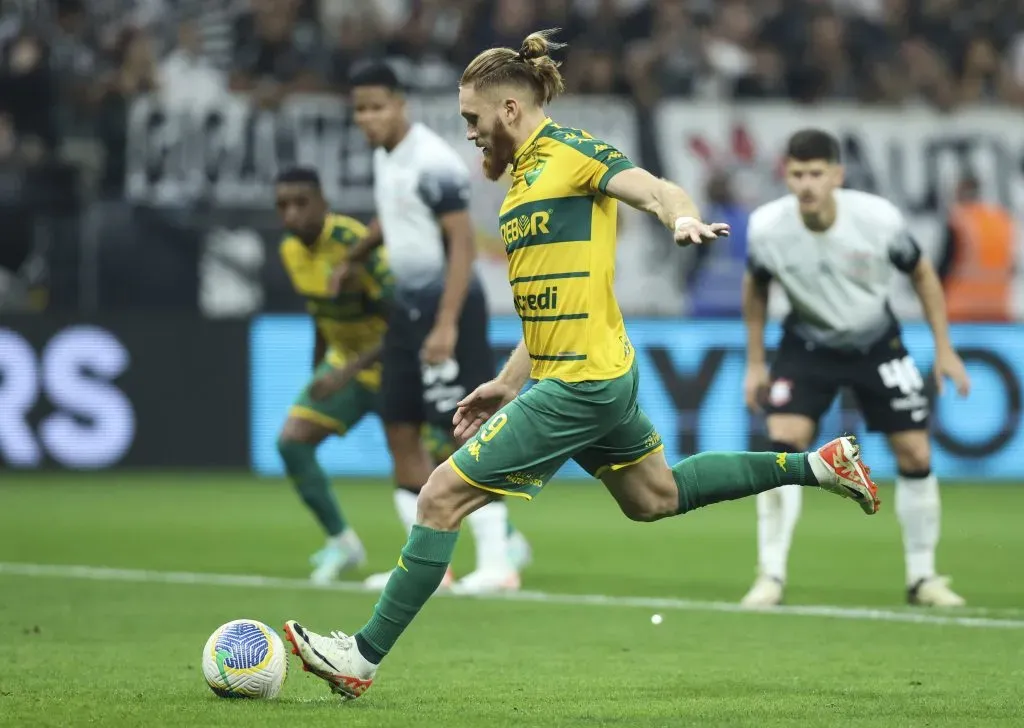 Isidro Pitta, pelo Cuiabá, cobrando pênalti contra o Corinthians. (Photo by Alexandre Schneider/Getty Images)
