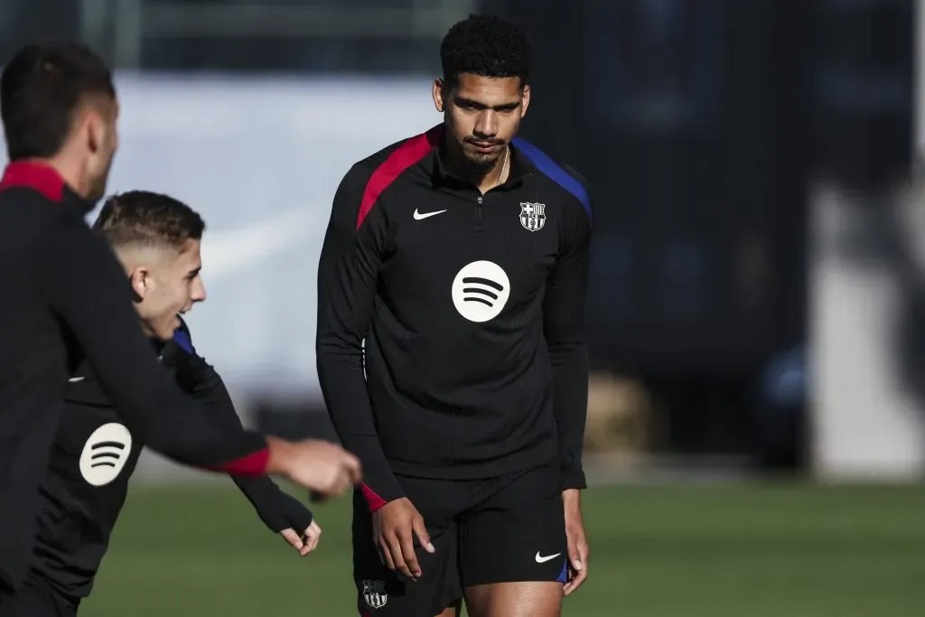 Ronald Araújo em treino pelo Barcelona. Ele ainda não jogou com Hansi Flick e portal indica que ele pode sair no meio do ano de 2025. Foto: IMAGO / ZUMA Press Wire