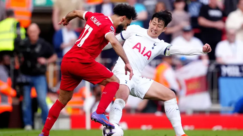 Salah (Liverpool) e Son (Tottenham) em partida da Premier League (Foto: IMAGO / PA Images)