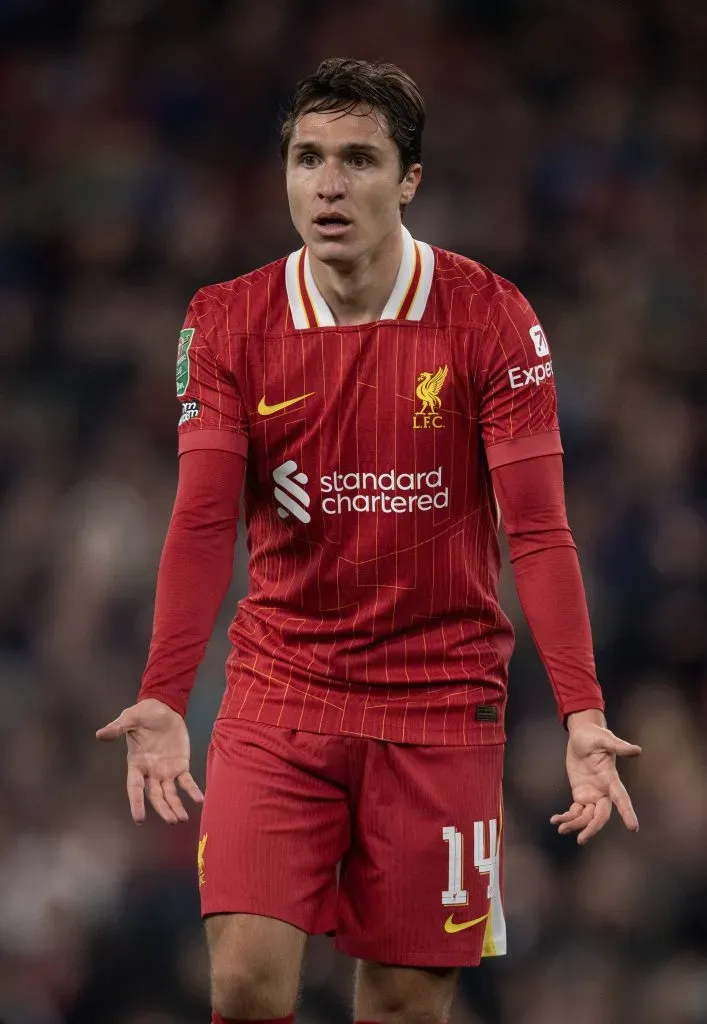Alguns clubes têm interesse em Chiesa, mas o jogador não quer deixar o Liverpool, segundo o portal. Ele quer ganhar espaço com Arne Slot. Foto: IMAGO / Visionhaus