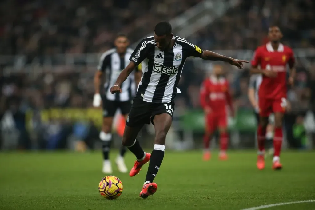 Isak marcou um golaço contra o Liverpool na última rodada. Foto: IMAGO / NurPhoto.