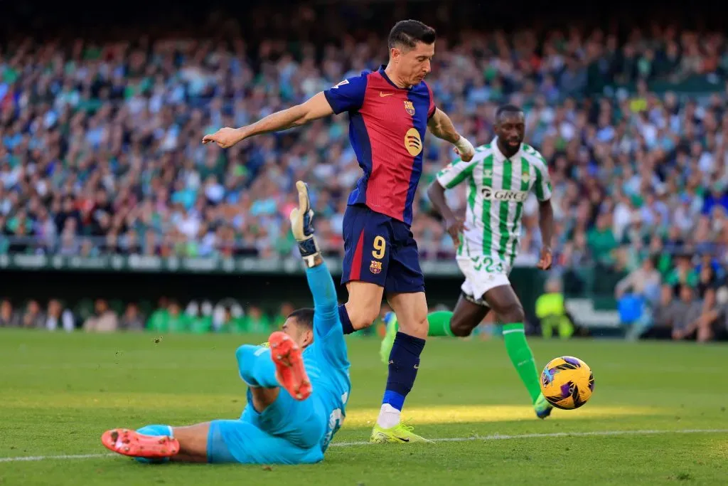 Robert Lewandowski marcando gol pelo FC Barcelona. (Photo by Fran Santiago/Getty Images)