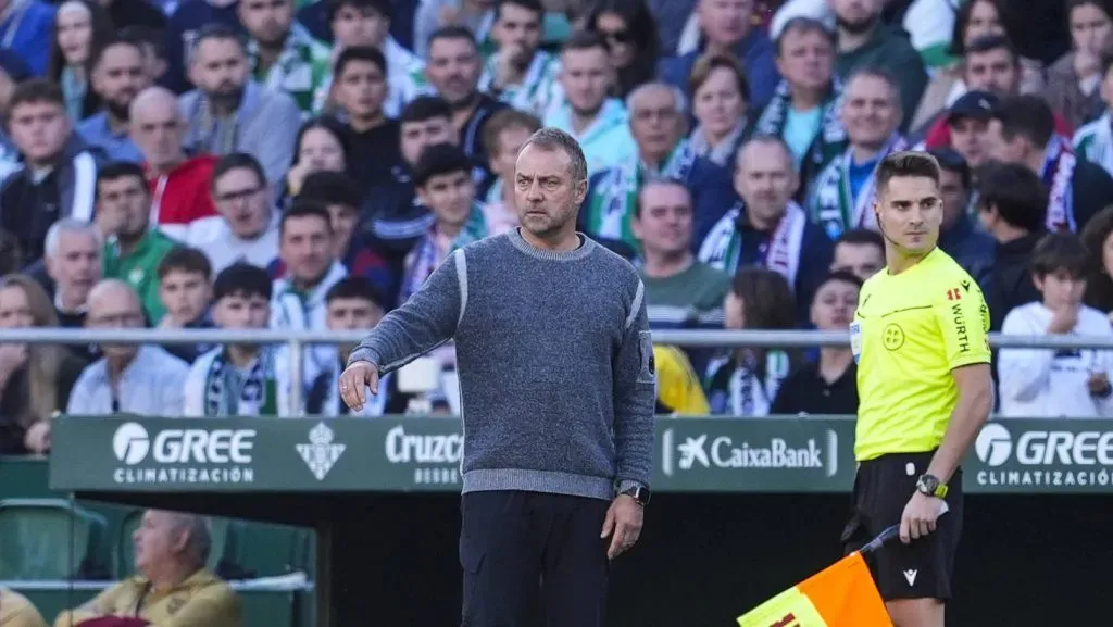 Hansi Flick na årea técnica no jogo entre Real Betis v Barcelona (IMAGO / ZUMA Press Wire)