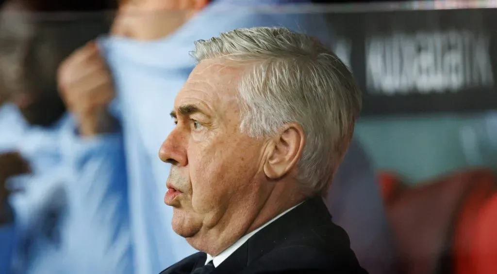 Carlo Ancelotti sentado no banco de reservas no jogo entre Athletic Bilbao v Real Madrid (IMAGO / Maciej Rogowski)