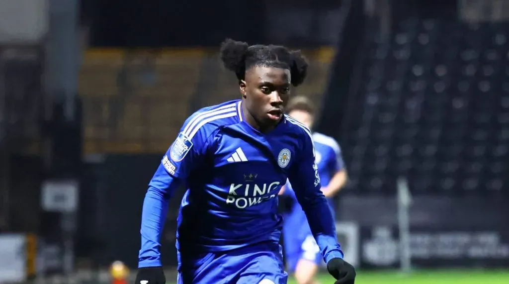 Jeremy Monga em campo pelo time sub-21 do Leicester em um jogo contra o Notts County (IMAGO / Pro Sports Images)