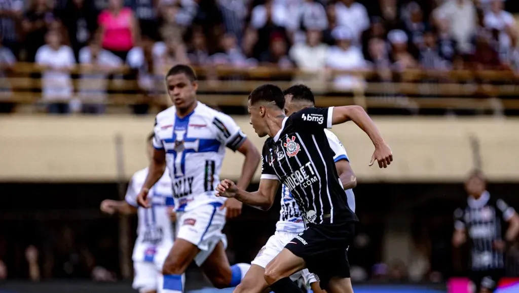 Matheus Araújo em campo pelo Corinthians contra o Água Santa no Paulistão 2024 (Leonardo Lima / AGIF)