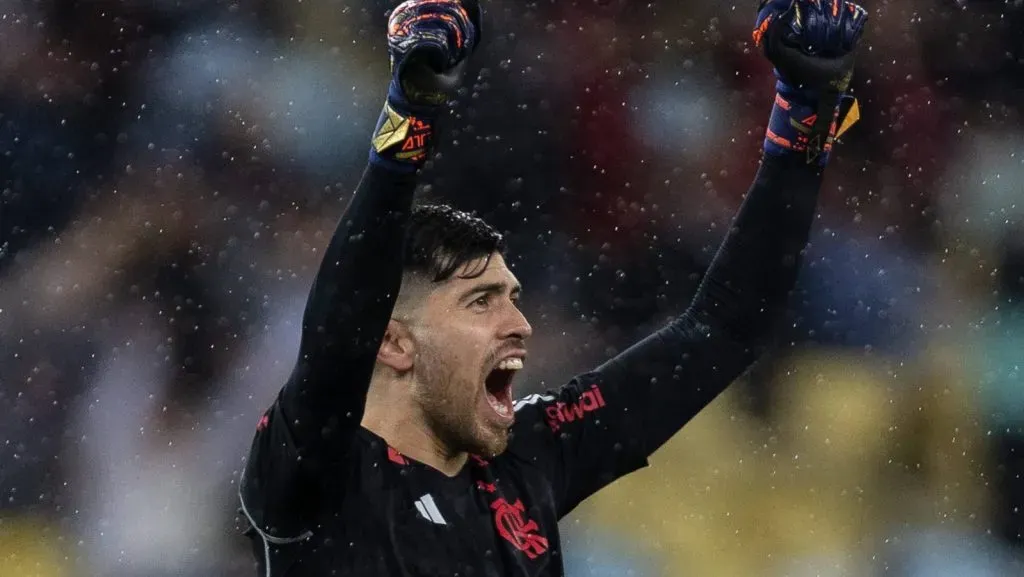 AGUSTÍN ROSSI, do Flamengo, comemora durante a partida entre Flamengo e Bragantino, parte do Campeonato Brasileiro Série A, no Estádio do Maracanã, em 25 de agosto de 2024, no Rio de Janeiro, Brasil. (Foto: IMAGO / Carneiro Images)