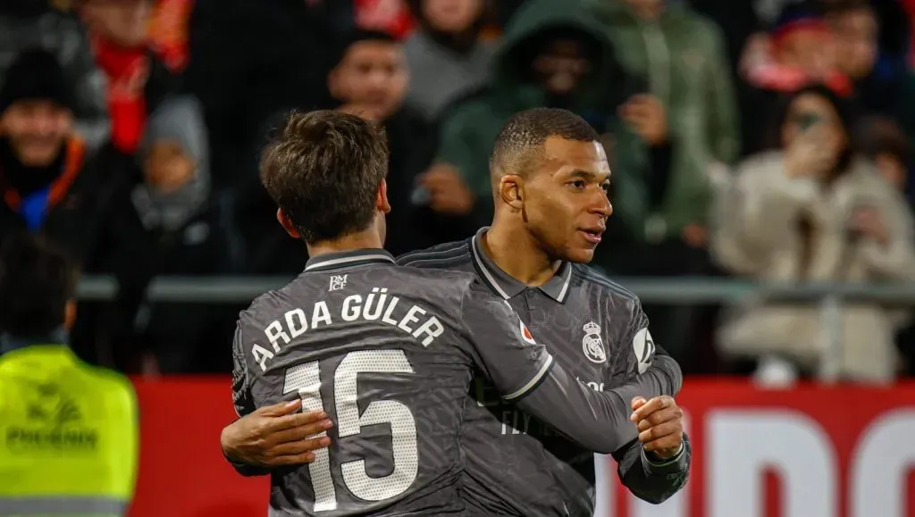 MbappĂ© abraçando Arda GĂŒler no jogo entre Girona v Real Madrid em LaLiga (IMAGO / CordonPress)