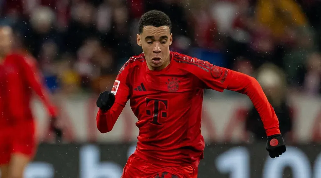 Jamal Musiala conduzindo a bola na partida entre Bayern de Munque v Heindenheim pela Bundesliga (IMAGO / Eibner)