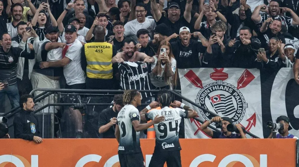Memphis Depay comemorando seu gol com André Carrillo no jogo entre Corinthians v Bahia (IMAGO / TheNews2)