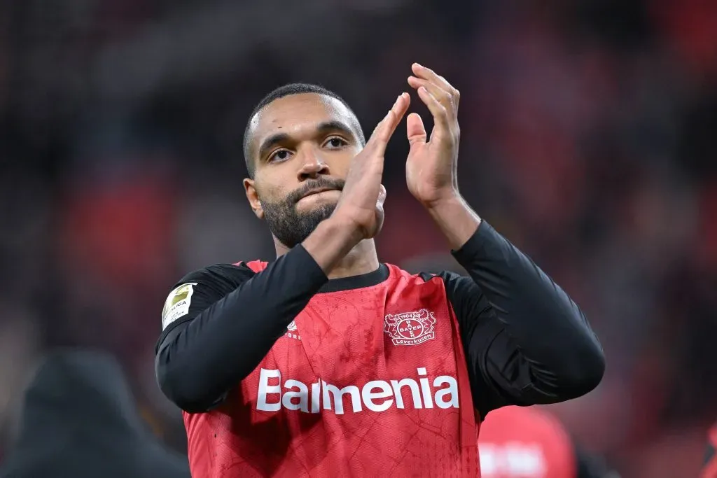 Jonathan Tah, zagueiro do Bayer Leverkusen, é alvo do Barcelona, mas ele vai tomar decisão sobre seu futuro somente no próximo ano, segundo portal. Foto: IMAGO / RHR-Foto