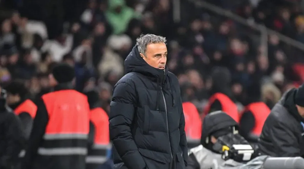 Luis Enrique em pé na årea técnica no jogo entre PSG v Nantes pela Ligue1 (IMAGO / ABACAPRESS)
