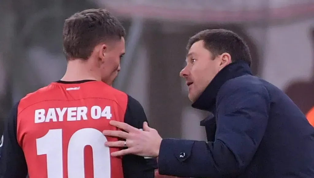 Xabi Alonso passando instruções para Florian Wirtz em um jogo do Bayer Leverkusen (IMAGO / Jan Huebner)
